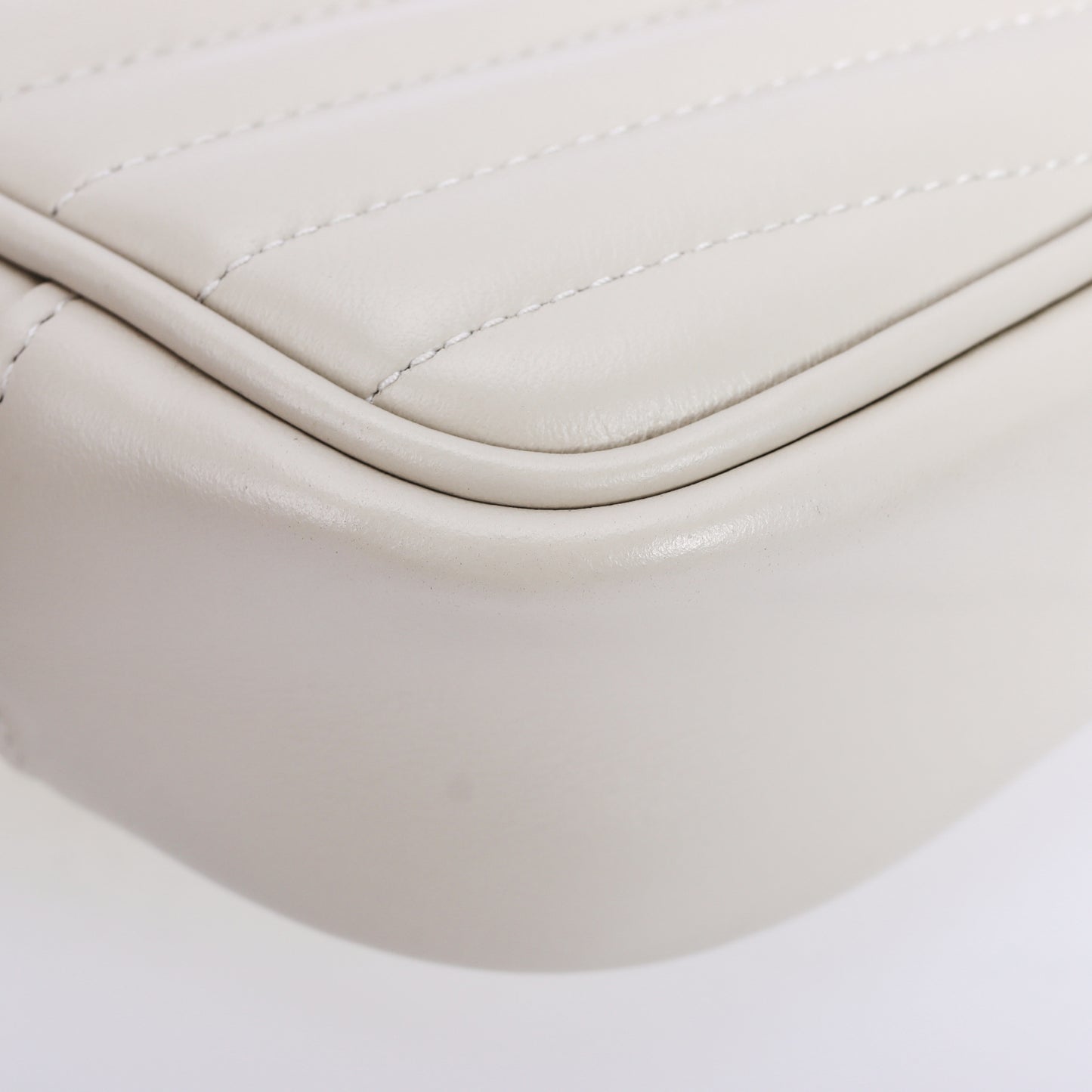 Pre-Owned Saint Laurent Lou White Chevron-Quilted Calfskin Leather Crossbody Bag 91727404