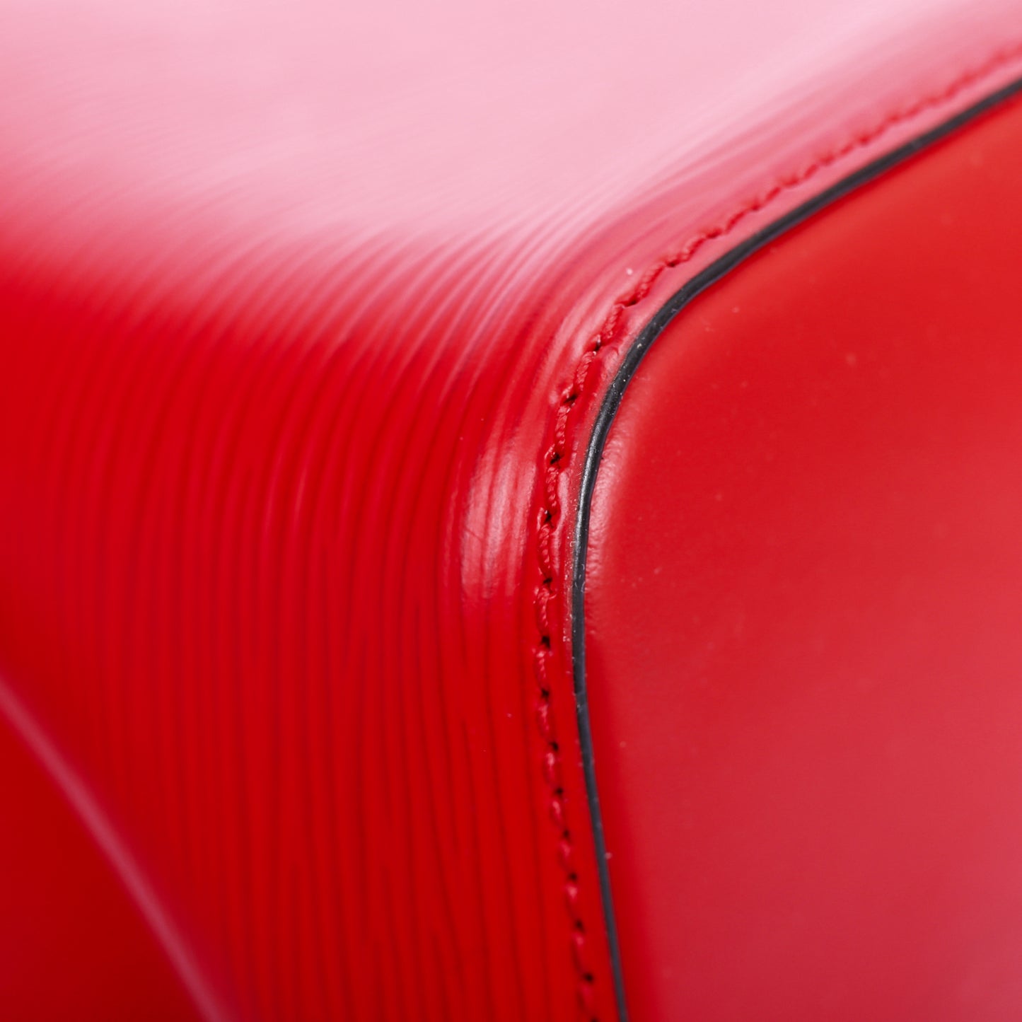 Pre-Owned Louis Vuitton NeoNoe Red Blue Calfskin Shoulder Bag  92728666