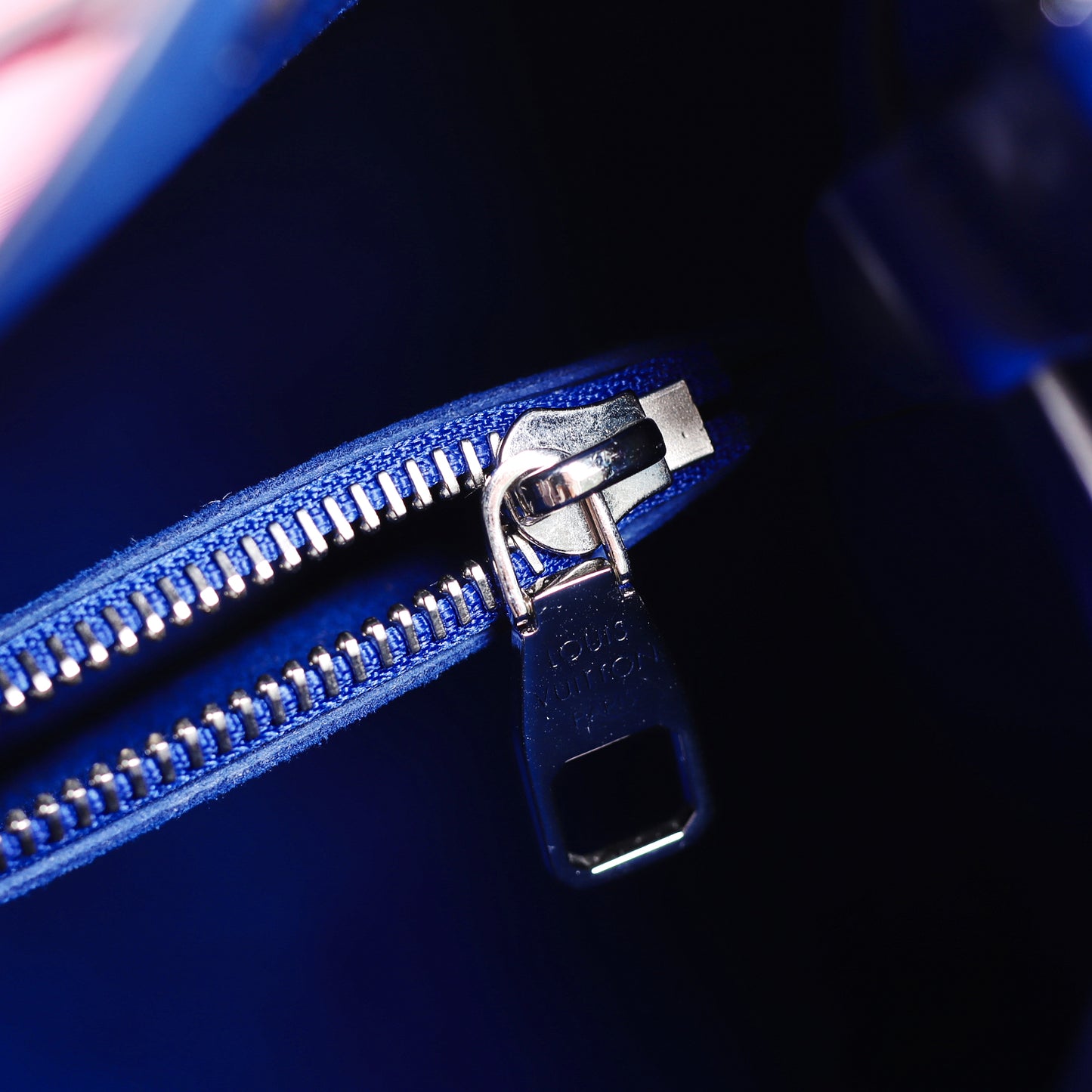 Pre-Owned Louis Vuitton NeoNoe Red Blue Calfskin Shoulder Bag  92728666